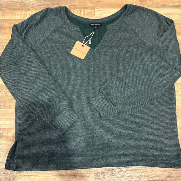 NWT Blu Pepper Split Neck Raglan Top - Picture 13 of 16